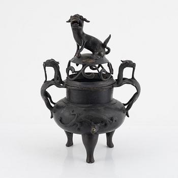 A Chinese bronze censer, late Qing dynasty.