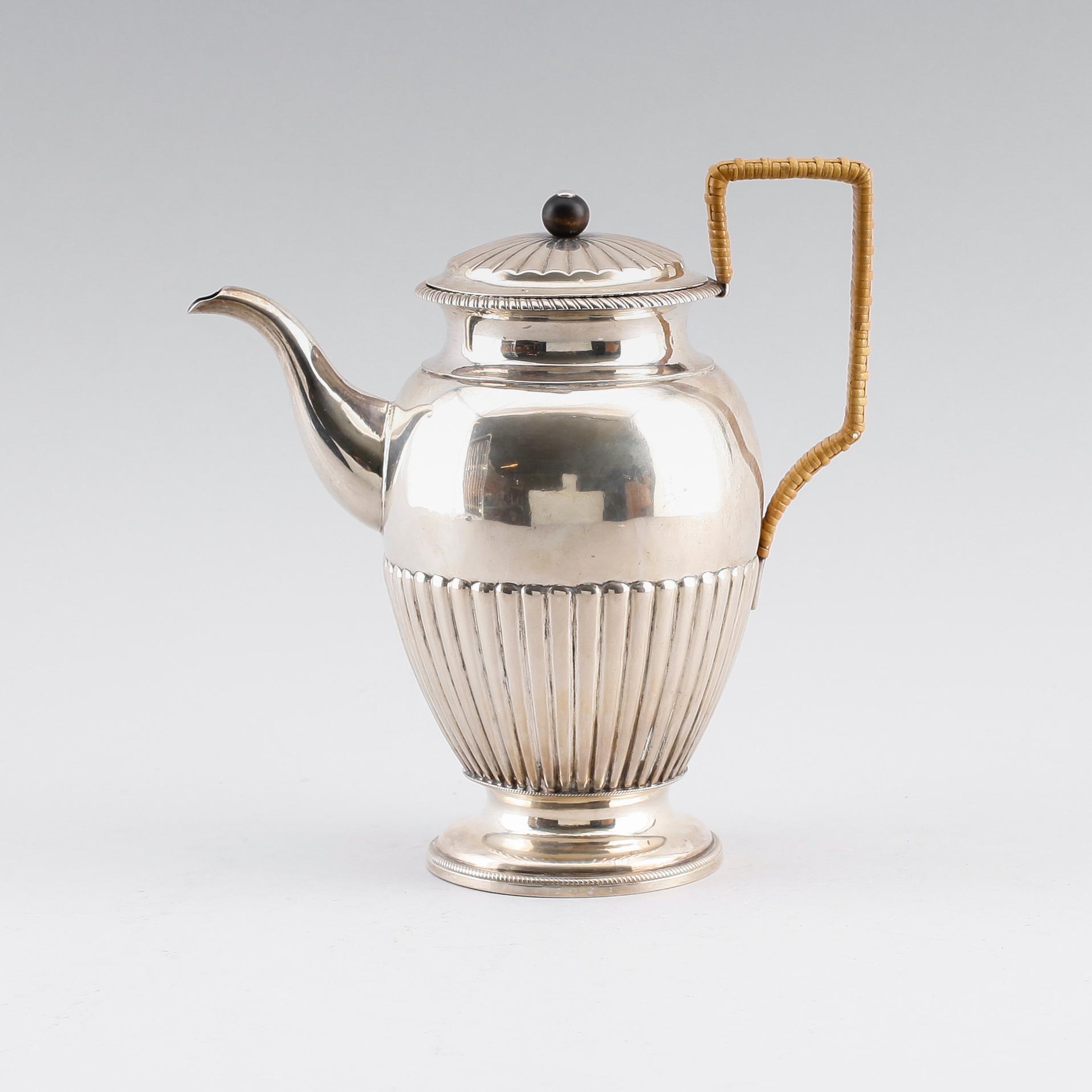 KAFFEKANNA, silver, Wien, möjligen 1869. Vikt ca 628 gram.