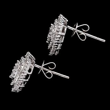 ÖRHÄNGEN, 1 par, 18 k vitguld, diamanter tot 0.73 ct.