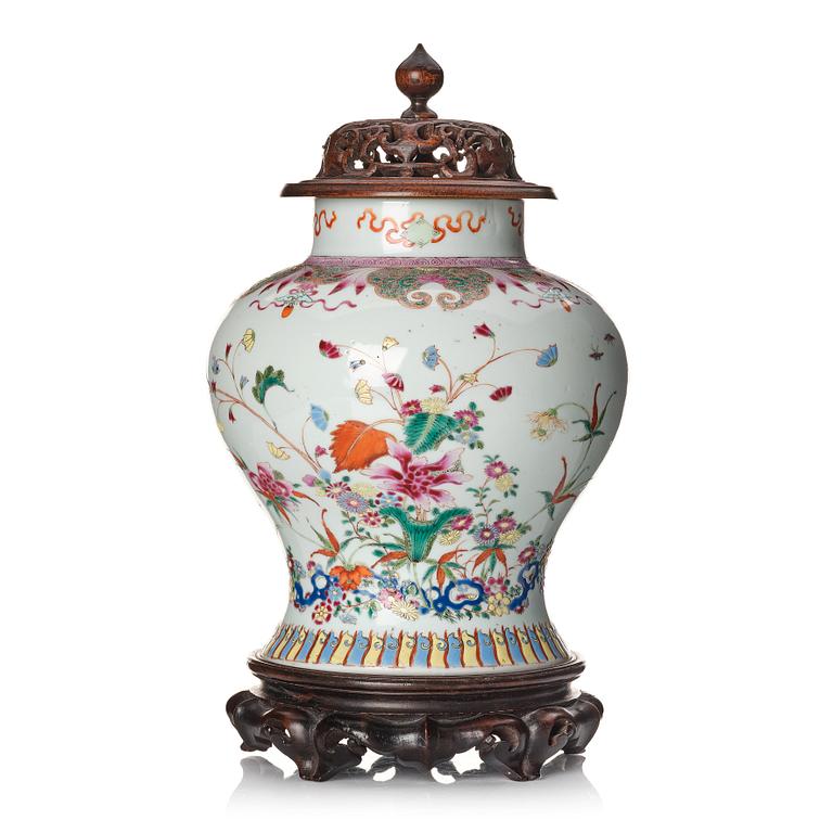 Urna, porslin. Qingdynastin, 1800-tal.