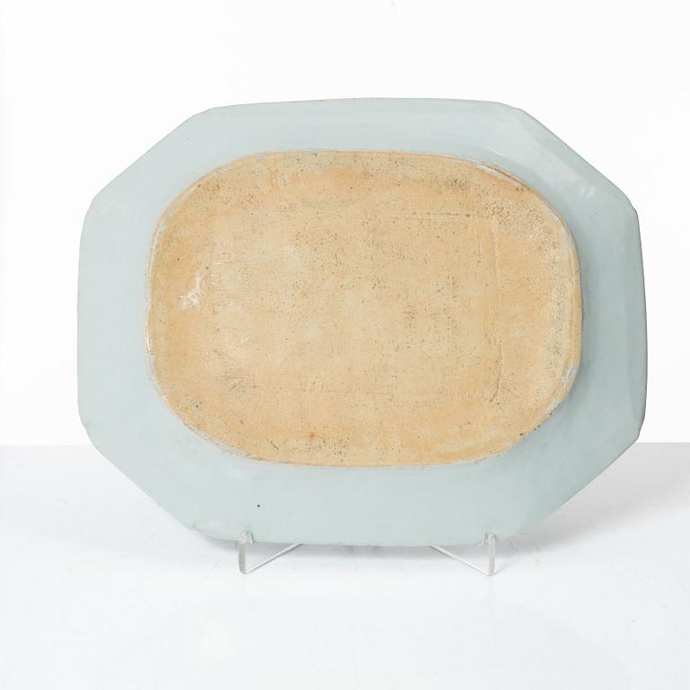 A Chinese export porcelain charger, Qing dynasty, Qianlong (1736-95).