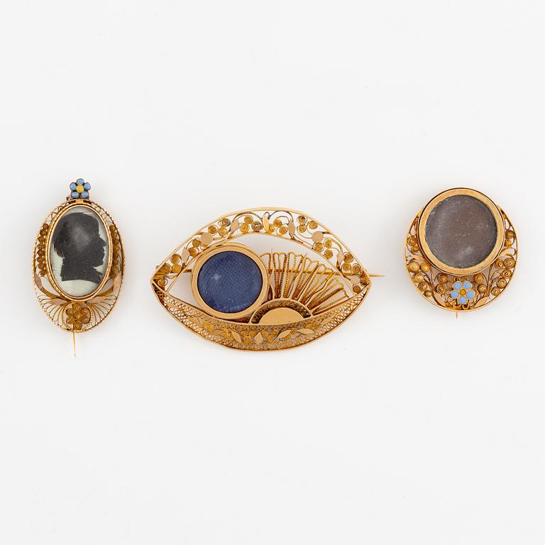 Three brooches 18K gold, 19th century.