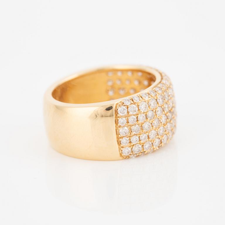 Ring, 18K guld med briljantslipade diamanter.