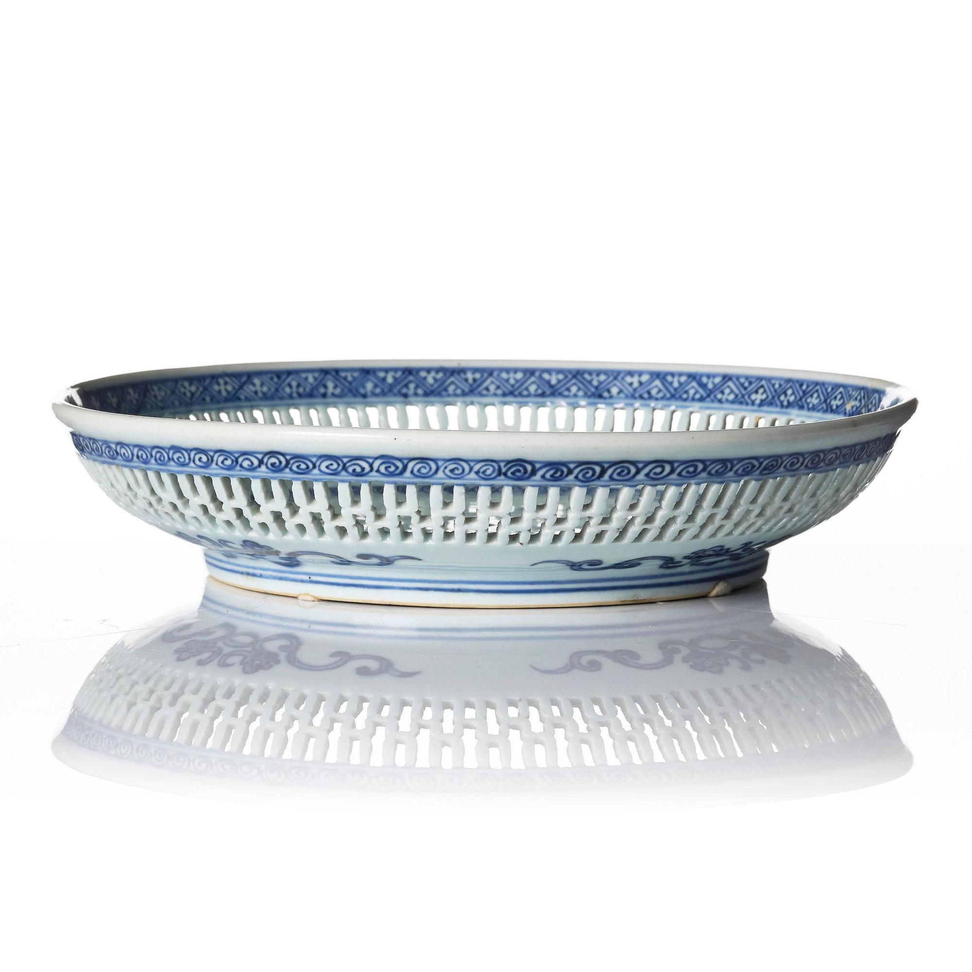 A Qianlong blue and white charger and a pair of famille rose dishes.