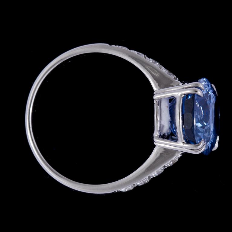 A blue sapphire, 7.95 cts, and brilliant cut diamond ring, tot. app 0.25 cts.