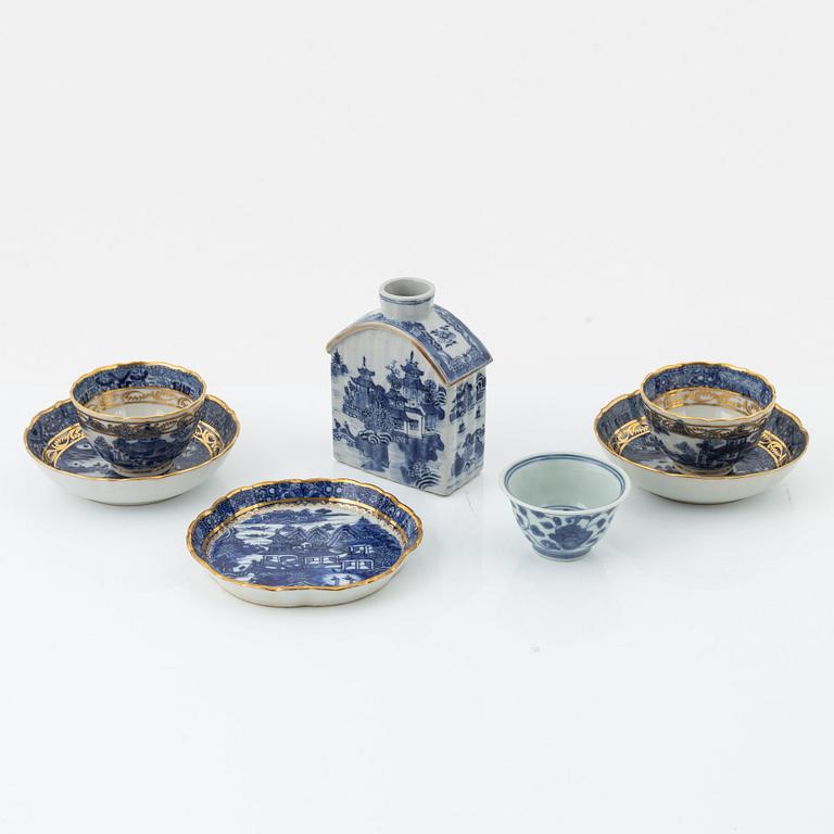 A group of five Chinese blue and white porcelain pieces, Qing dynasty, Qianlong (1736-95).