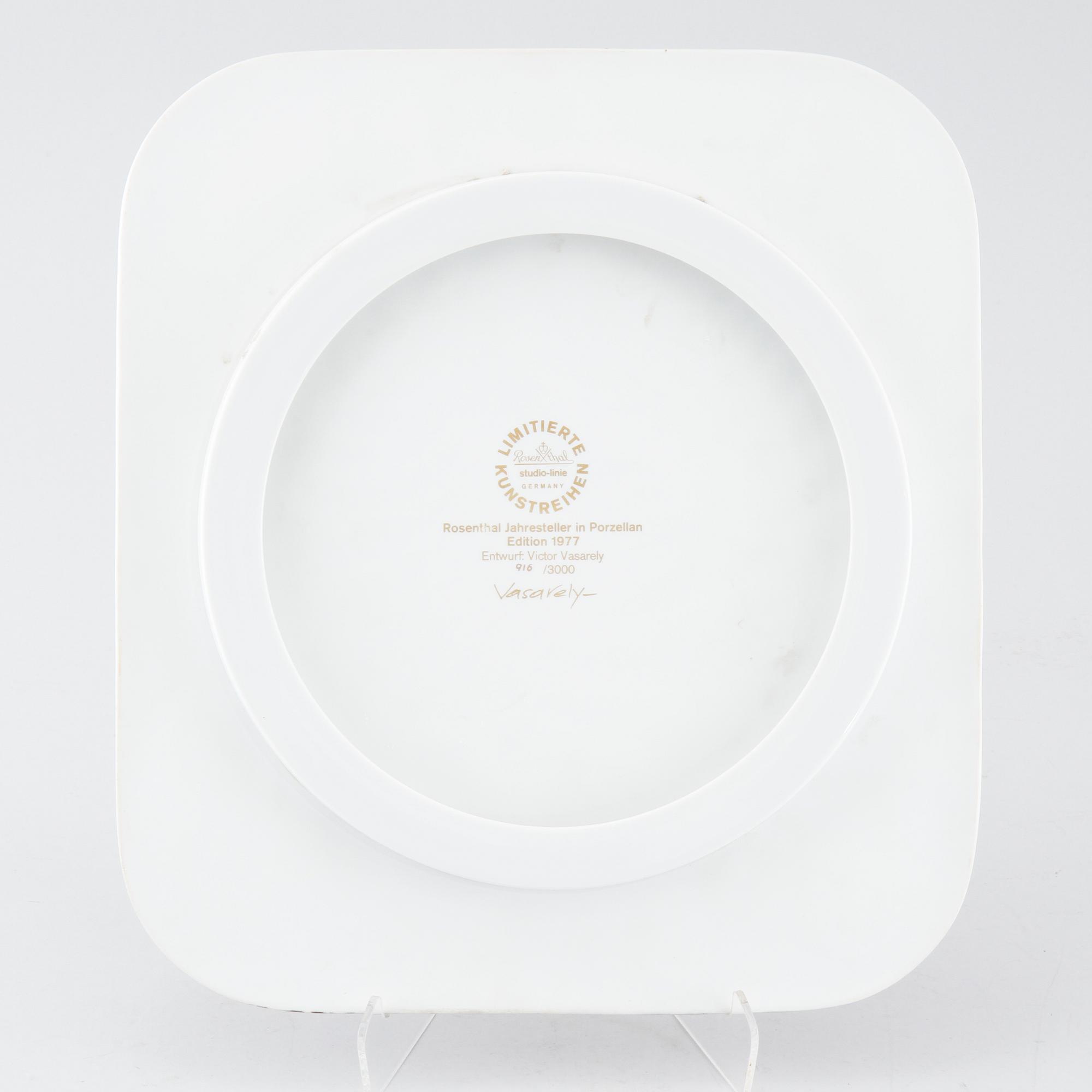 VICTOR VASARELY, a porcelian dish for Rosenthal, signd and numbered 916/3000.