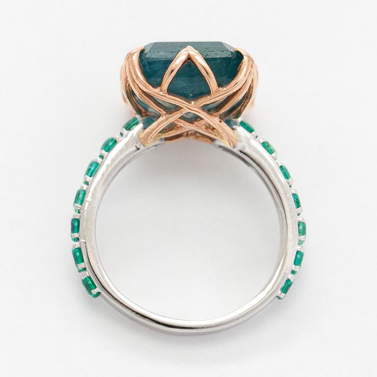 A 14K gold ring with emeralds. IGI certificate.