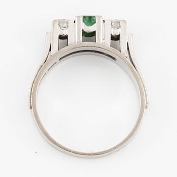 Ring in 18K white gold set with a step-cut emerald and round brilliant-cut diamonds.