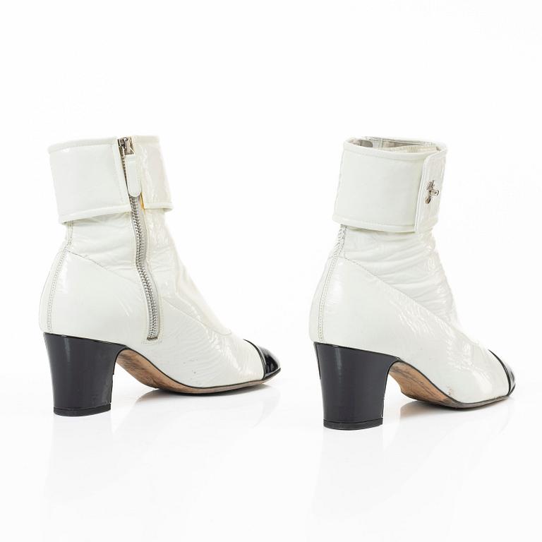 Chanel, ankle boots, size 37C.