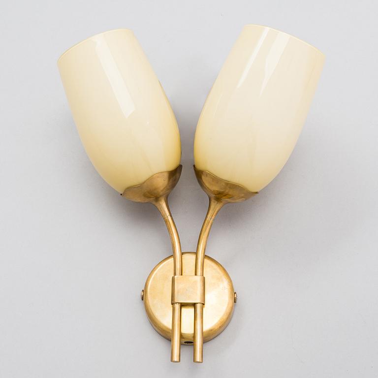 Paavo Tynell, a mid-20th century '9452' wall light for Idman.