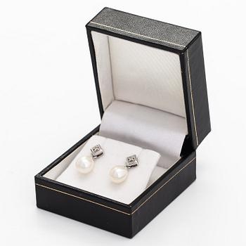 A pair of 14K white gold earrings with diamonds ca. 0.03 ct in total and cultured pearls.