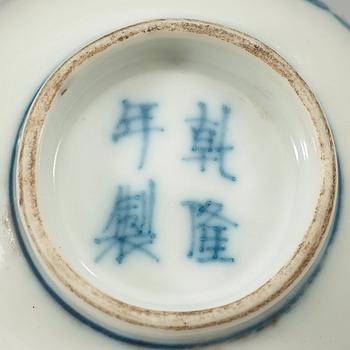 A blue and white Crane cup, Qing dynasty 19th century. With Qianlongs four characters mark.