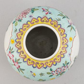 A Chinese sgraffito and famille rose jar, Republic, 20th century.