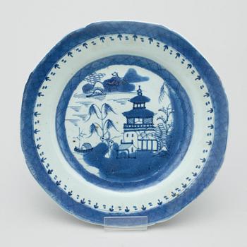 TALLRIKAR, 4 st, porslin, Kina, 1700 samt 1800-tal.