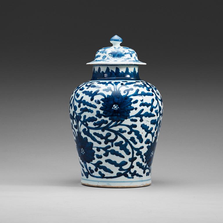 A blue and white urn with cover, Qing dynasty, Kangxi (1662-1722).