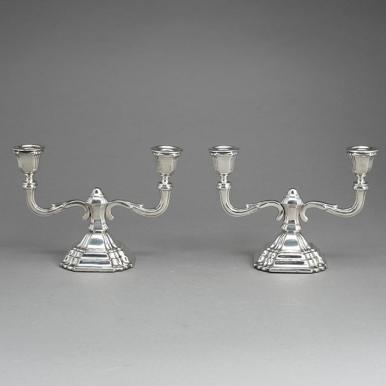 KANDELABRAR, ett par, silver. svenska importstämplar. 1900-talets första hälft.