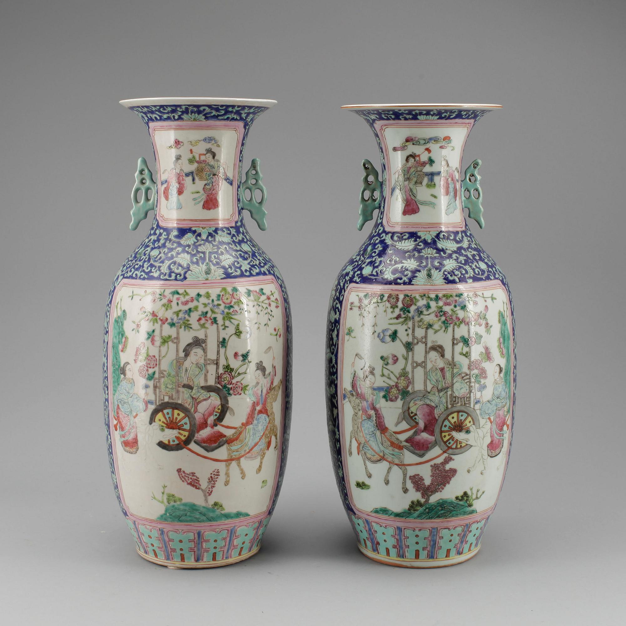 GOLVVASER, ett par snarlika, porslin, Kina, troligen omkring 1900.