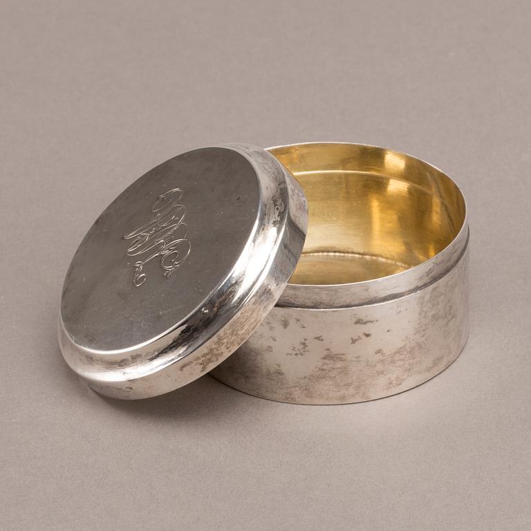 JOHAN GUSTAV HENTZELL dosa silver delvis förgylld, Kalmar 1903 medföljer två engelska dosor.
