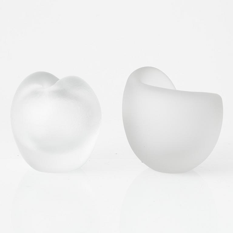 Timo Sarpaneva. A pair of glass objects, whereof one signed Timo Sarpaneva, Iittala -66.