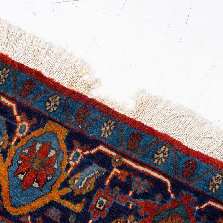 A Senneh carpet approx. 305 x 196 cm.