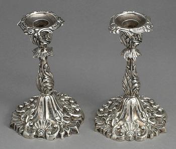LJUSSTAKAR ETT PAR, silver. Gustaf Möllenborg Feron, Stockholm 1861. Nyrokoko.