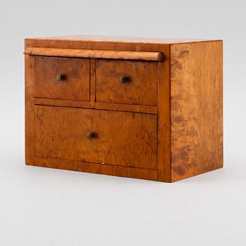 MINIATYRBYRÅ, masurbjörk, 1800-talets mitt.