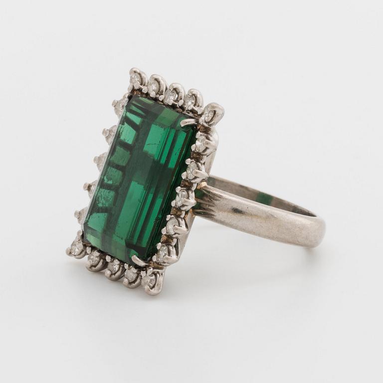 RING 18K whitegold 1 green tourmaline approx 18 x 12 mm and single-cut diamonds approx 0,50 ct.