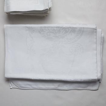 A linen damask tablecloth and 23 napkins, early 20th century.