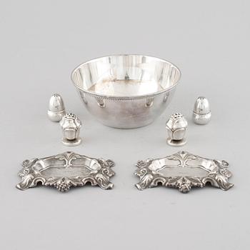 A collection of silver, 7 pcs, i.a needle dishes, 19th-20th century. Weight 335 g.