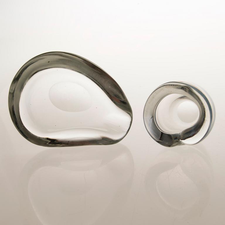 TAPIO WIRKKALA, two art glass objects, the other one signed Tapio Wirkkala Iittala, 1940-1950s.