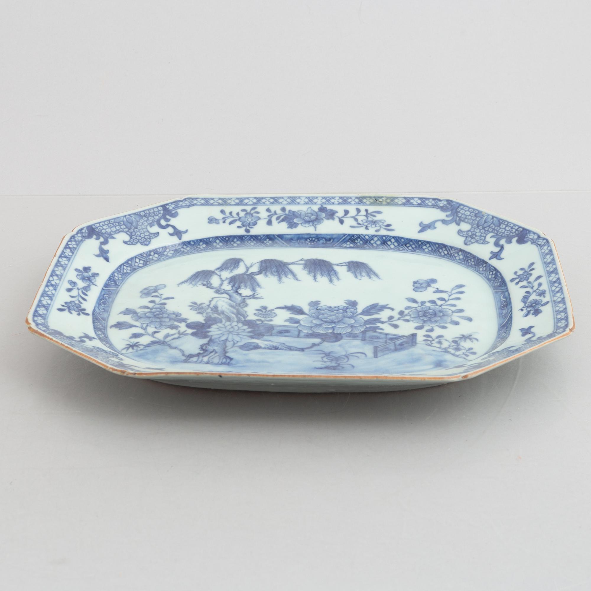 Karrotter, ett par samt stekfat, två snarlika, porslin, Kina, Qingdynastin, 1700- och 1800-tal.