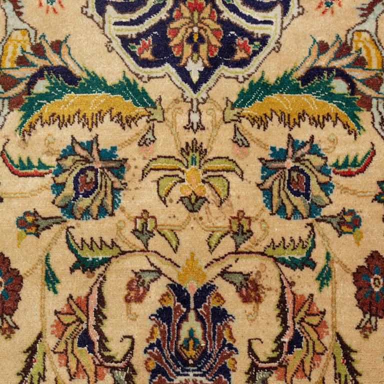 Rug, old Täbris, circa 290 x 194 cm.