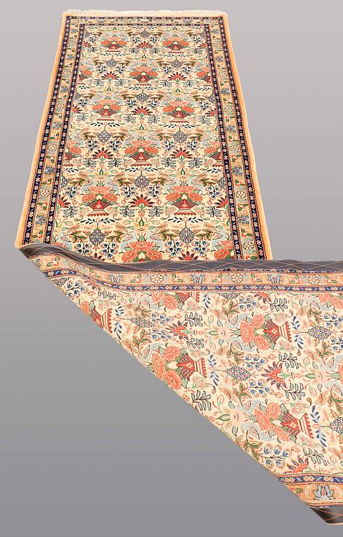 GALLERIMATTA, Figural Ghom part silk, ca 410 x 88 cm.