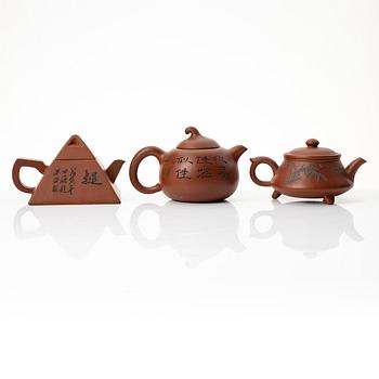 A group of three Chinese yixing teapots, 1980/90s.