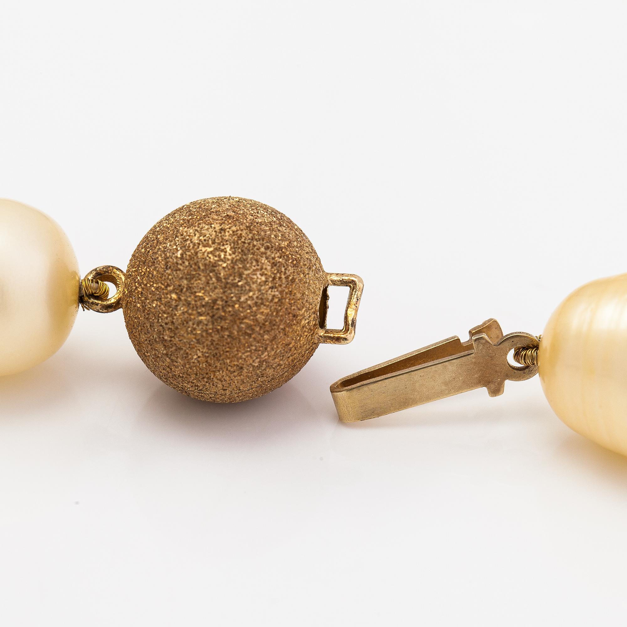 Pärlcollier och örhängen, odlade pärlor och 14K guld.