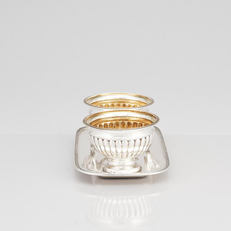 Anders Lundqvist, geléskålar, ett par samt ställning, delvis förgyllt silver, Stockholm 1817. Empire.