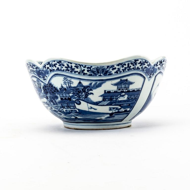 A Chinese porcelain bowl, circa 1800.