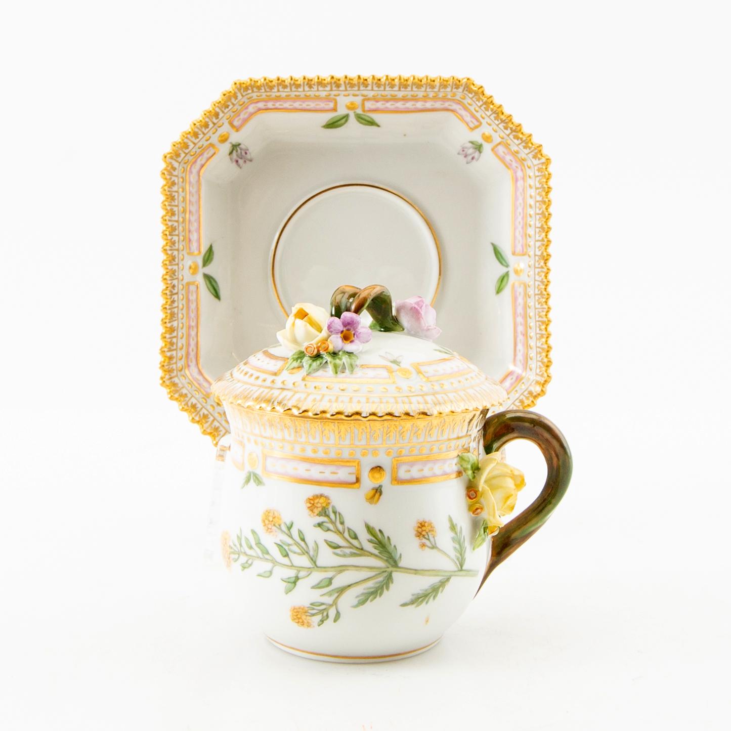 Crèmekopp med lock och fat, porslin, "Flora Danica", Royal Copenhagen, Danmark.
