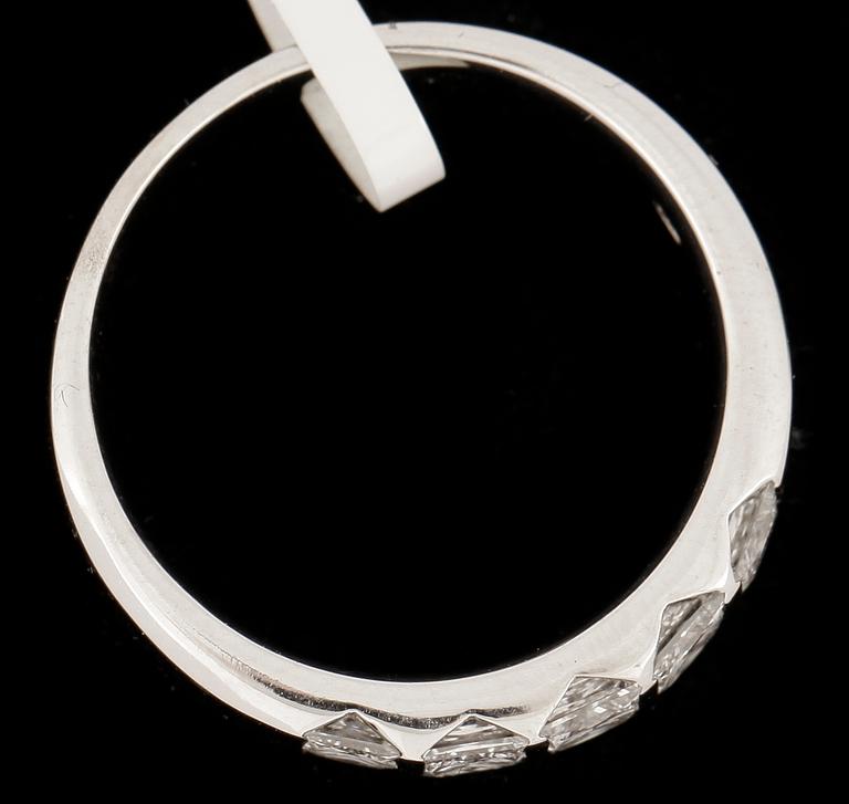 RING, 14k vitguld, 5 briljantslipade diamanter tot ca 0,84ct. Vikt ca 4,28 gram.