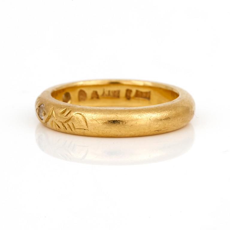 ARMBAND samt RING, 18k respektive 23k guld, vikt ca 3,4g respektive 7,1g.