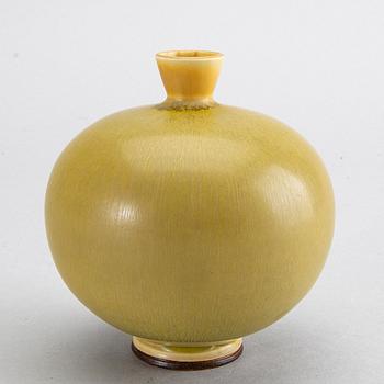 BERNDT FRIBERG, vas, klotformad med gul glasyr, keramik, Gustavsberg.