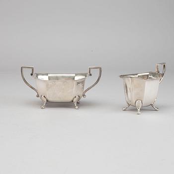 A SILVER CREAM JUG AND A SUGER BOWL BY EDWARD VINER SHEFFIELD 1935.