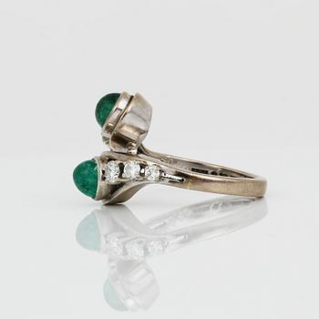 SYSKONRING, 18K vitguld med smaragder samt briljantslipade diamanter, Åhlén & Samuelsson, Stockholm, 1977. Vikt 7,75 g.