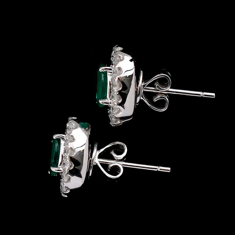 ÖRHÄNGEN, 1 par, 18 k vitguld, briljantslipade diamanter tot 0.55 ct, smaragder tot 0.98 ct.