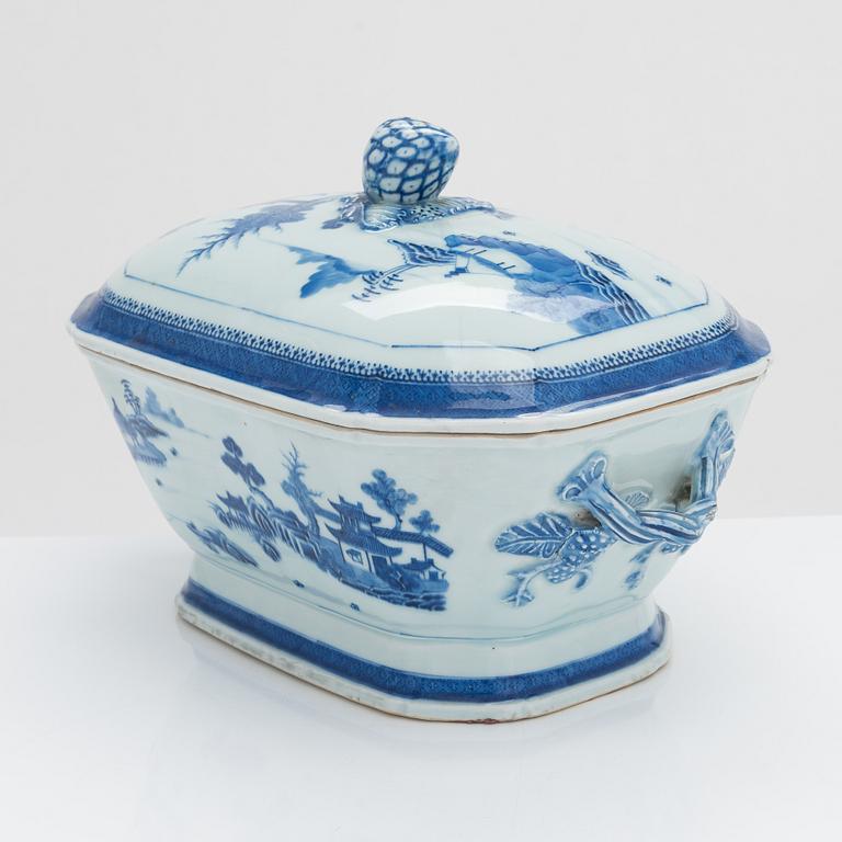 A Chinese blue and white tureen with cover, Qing dynasty, Qianlong (1736-1795).