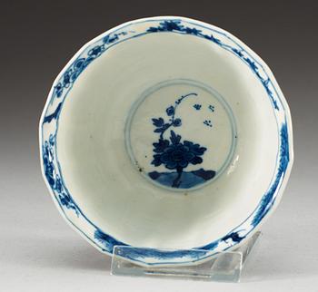 A blue and white bowl. Qing dynasty, Kangxi (1662-1722).