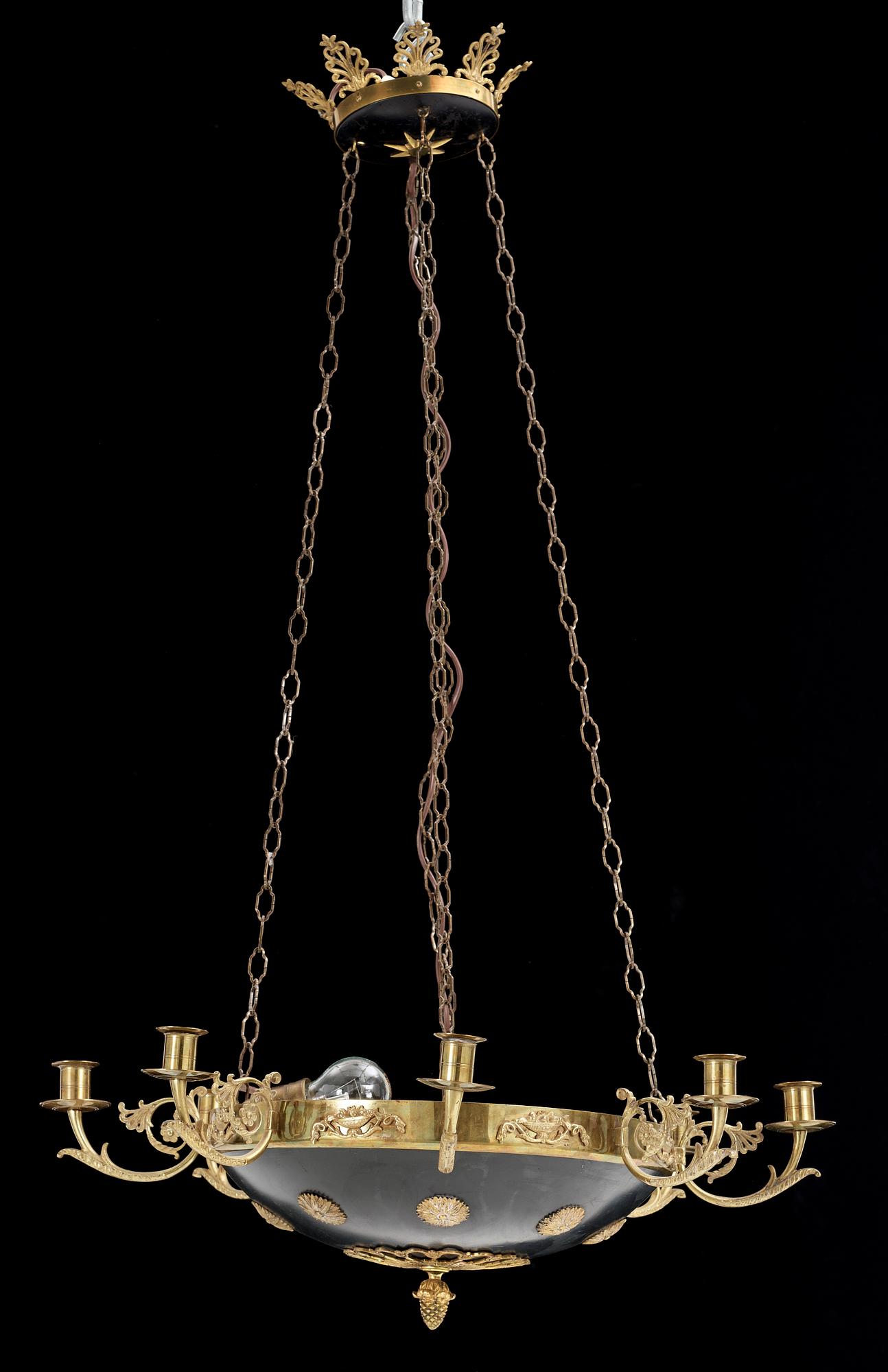TAKAMPEL, empirestil, 1900-talets första hälft. H 15(100 inkl kedja).