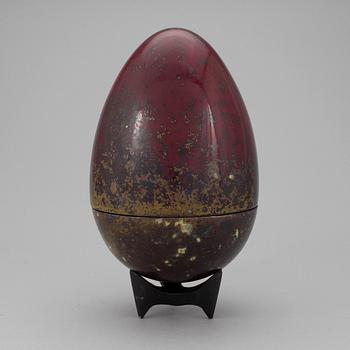 An egg by Hans Hedberg, Biot.