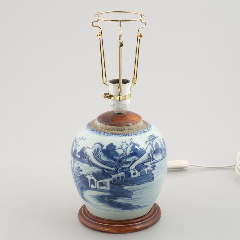 A blue and white Chinese jar, made in to a lamp, Qing dynasty, 19th century.